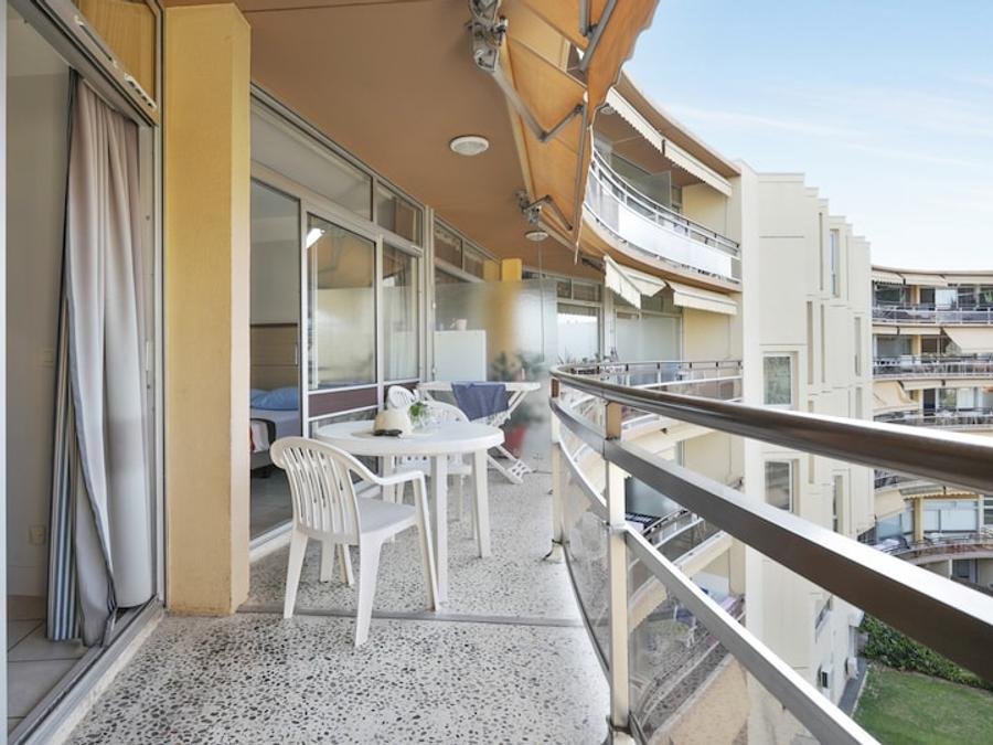 Camping Pas Cher vous présente avec son site Officiel campingpascher.fr, la Résidence Pierre & Vacances Héliotel Marine classé 4 étoiles, située sur la commune de Saint Laurent Du Var dans le département Alpes-maritimes (Provence Alpes Côte D'azur) en France. La résidence Pierre & Vacances Héliotel Marine, vous présente un hébergement de type appartement de 45 m² pour 1 personne. La résidence Pierre & Vacances Héliotel Marine vous propose du sam. 14 novembre au sam. 21 novembre 2026 pour 7 nuits à 459.9€. Cette location propose 35 dates différentes pour réserver votre séjour. Découvrez également les 2 autres gammes d'hébergements de la résidence. Piscine extérieure, Aire de jeux enfants, Court de tennis, Ping-pong,... En savoir plus : cliquez-ICI.