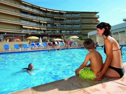 Camping Pas Cher vous présente avec son site Officiel campingpascher.fr, la Résidence Pierre & Vacances Héliotel Marine classé 4 étoiles, située sur la commune de Saint Laurent Du Var dans le département Alpes-maritimes (Provence Alpes Côte D'azur) en France. La résidence Pierre & Vacances Héliotel Marine, vous présente un hébergement de type studio de 22 m² pour 1 personne. La résidence Pierre & Vacances Héliotel Marine vous propose du sam. 13 décembre au sam. 20 décembre 2025 avec un DÉPART DEMAIN pour 7 nuits à 367.5€. Cette location propose 26 dates différentes pour réserver votre séjour. Découvrez également les 2 autres gammes d'hébergements de la résidence. Piscine extérieure, Aire de jeux enfants, Court de tennis, Ping-pong,... En savoir plus : cliquez-ICI.