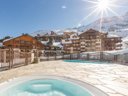 Camping Pas Cher vous présente avec son site Officiel campingpascher.fr, la Résidence Pierre & Vacances Premium Arc 1950 Le Village classé 5 étoiles, située sur la commune de Les Arcs dans le département Savoie (Rhône Alpes) en France. La résidence Pierre & Vacances Premium Arc 1950 Le Village vous propose un hébergement de type appartement de 68 m² (télévision). L'établissement vous propose 14 autres types d'hébergements. Découvrez tous nos séjours à petits prix dans la commune et aux alentours de Les Arcs du département : Savoie (Rhône Alpes). Les Avis clients pour la Résidence Pierre & Vacances Premium Arc 1950 Le Village sont excellents avec une note moyenne de 8 sur 10. Piscine couverte, Piscine extérieure, Golf, Restaurant, Épicerie,... En savoir plus : cliquez-ICI.