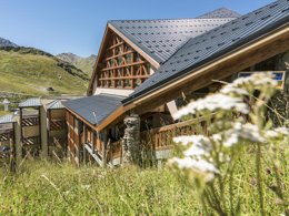 Camping Pas Cher vous présente avec son site Officiel campingpascher.fr, la Résidence Pierre & Vacances Les Temples Du Soleil classé 3 étoiles, située sur la commune de Les Belleville dans le département Savoie (Rhône Alpes) en France. La résidence Pierre & Vacances Les Temples Du Soleil, vous présente un hébergement de type studio de 22 m² pour 2 personnes et télévision. La résidence Pierre & Vacances Les Temples Du Soleil vous propose du vendredi 03 juillet au vendredi 10 juillet 2026 pour 7 nuits à 378€. Cette location propose 52 dates différentes pour réserver votre séjour. Découvrez également les 4 autres gammes d'hébergements de la résidence. Salle de fitness, Restaurant, Épicerie,... En savoir plus : cliquez-ICI.