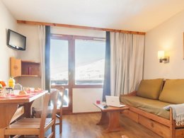 Camping Pas Cher vous présente avec son site Officiel campingpascher.fr, la Résidence Pierre & Vacances Les Temples Du Soleil classé 3 étoiles, située sur la commune de Les Belleville dans le département Savoie (Rhône Alpes) en France. La résidence Pierre & Vacances Les Temples Du Soleil, vous présente un hébergement de type studio de 22 m² pour 2 personnes et télévision. La résidence Pierre & Vacances Les Temples Du Soleil vous propose du vendredi 03 juillet au vendredi 10 juillet 2026 pour 7 nuits à 378€. Cette location propose 53 dates différentes pour réserver votre séjour. Découvrez également les 4 autres gammes d'hébergements de la résidence. Salle de fitness, Restaurant, Épicerie,... En savoir plus : cliquez-ICI.