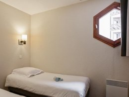 Camping Pas Cher vous présente avec son site Officiel campingpascher.fr, la Résidence Pierre & Vacances Les Temples Du Soleil classé 3 étoiles, située sur la commune de Les Belleville dans le département Savoie (Rhône Alpes) en France. La résidence Pierre & Vacances Les Temples Du Soleil, vous présente un hébergement de type appartement de 28 m² et télévision. La résidence Pierre & Vacances Les Temples Du Soleil vous propose du vendredi 03 juillet au vendredi 10 juillet 2026 pour 7 nuits à 406€. Cette location propose 53 dates différentes pour réserver votre séjour. Découvrez également les 4 autres gammes d'hébergements de la résidence. Salle de fitness, Restaurant, Épicerie,... En savoir plus : cliquez-ICI.