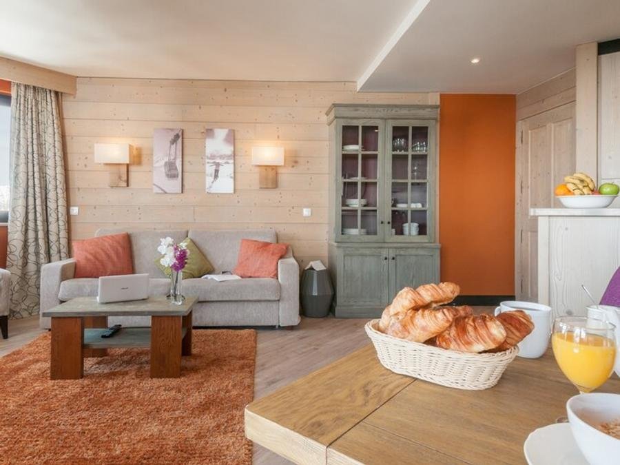 Camping Pas Cher vous présente avec son site Officiel campingpascher.fr, la Résidence Pierre & Vacances Premium L'Amara classé 5 étoiles, située sur la commune de Avoriaz dans le département Haute-savoie (Rhône Alpes) en France. La résidence Pierre & Vacances Premium L'Amara vous propose un hébergement de type appartement de 87 m² (télévision). L'établissement vous propose 7 autres types d'hébergements. Découvrez tous nos séjours à petits prix dans la commune et aux alentours de Avoriaz du département : Haute-savoie (Rhône Alpes). Piscine chauffée, Piscine couverte, Golf, Ping-pong, Piscine, Bar, Restaurant,... En savoir plus : cliquez-ICI.