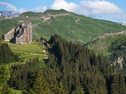 Camping Pas Cher vous présente avec son site Officiel campingpascher.fr, la Résidence Pierre & Vacances Saskia Falaise classé 3 étoiles, située sur la commune de Morzine dans le département Haute-savoie (Rhône Alpes) en France. La résidence Pierre & Vacances Saskia Falaise, vous présente un hébergement de type appartement de 19 m². La résidence Pierre & Vacances Saskia Falaise vous propose du dimanche 28 juin au dimanche 05 juillet 2026 pour 7 nuits à 429€. Cette location propose 13 dates différentes pour réserver votre séjour. Découvrez également les 7 autres gammes d'hébergements de la résidence. Centre équestre, Court de tennis, Escalade, Randonnée, Terrain de football, Tir à l’arc, Restaurant, Épicerie,... En savoir plus : cliquez-ICI.