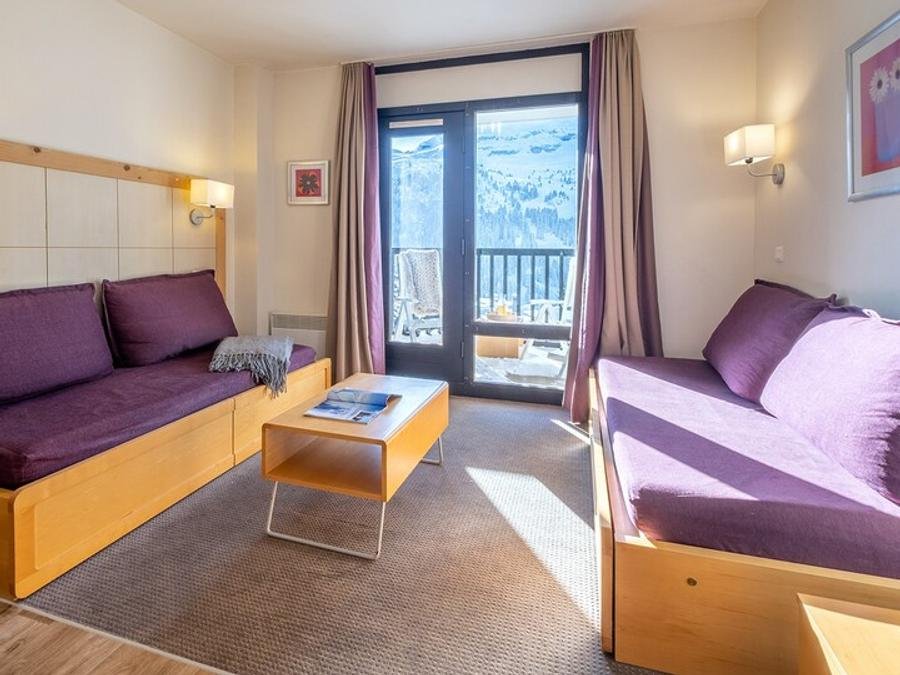 Camping Pas Cher vous présente avec son site Officiel campingpascher.fr, la Résidence Pierre & Vacances La Forêt classé 3 étoiles, située sur la commune de Flaine dans le département Haute-savoie (Rhône Alpes) en France. La résidence Pierre & Vacances La Forêt, vous présente un hébergement de type appartement de 49 m² et télévision. La résidence Pierre & Vacances La Forêt vous propose du dimanche 11 avril au dimanche 18 avril 2027 pour 7 nuits à 1141€. Cette location propose 8 dates différentes pour réserver votre séjour. Découvrez également les 4 autres gammes d'hébergements de la résidence. Aire de jeux intérieure, Baby-foot, Court de tennis, Escalade, Ping-pong, Piscine, Pétanque, Terrain de badminton, Tir à l’arc, Bar,... En savoir plus : cliquez-ICI.