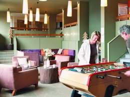 Camping Pas Cher vous présente avec son site Officiel campingpascher.fr, la Résidence Pierre & Vacances La Forêt classé 3 étoiles, située sur la commune de Flaine dans le département Haute-savoie (Rhône Alpes) en France. La résidence Pierre & Vacances La Forêt, vous présente un hébergement de type appartement de 49 m² et télévision. La résidence Pierre & Vacances La Forêt vous propose du sam. 22 août au sam. 29 août 2026 pour 7 nuits à 693€. Cette location propose 33 dates différentes pour réserver votre séjour. Découvrez également les 3 autres gammes d'hébergements de la résidence. Aire de jeux intérieure, Baby-foot, Court de tennis, Escalade, Ping-pong, Piscine, Pétanque, Terrain de badminton, Tir à l’arc, Bar,... En savoir plus : cliquez-ICI.