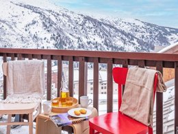 Camping Pas Cher vous présente avec son site Officiel campingpascher.fr, la Résidence Pierre & Vacances Le Thabor classé 3 étoiles, située sur la commune de Valmeinier dans le département Savoie (Rhône Alpes) en France. La résidence Pierre & Vacances Le Thabor, vous présente un hébergement de type appartement de 51 m² pour 1 personne et télévision. La résidence Pierre & Vacances Le Thabor vous propose du dimanche 23 août au dimanche 30 août 2026 pour 7 nuits à 651€. Cette location propose 26 dates différentes pour réserver votre séjour. Découvrez également les 6 autres gammes d'hébergements de la résidence. Piscine chauffée, Piscine extérieure, Ping-pong, Bar, Supermarché,... En savoir plus : cliquez-ICI.