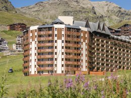 Camping Pas Cher vous présente avec son site Officiel campingpascher.fr, la Résidence Pierre & Vacances Le Machu Pichu classé 3 étoiles, située sur la commune de Les Belleville dans le département Savoie (Rhône Alpes) en France. La résidence Pierre & Vacances Le Machu Pichu, vous présente un hébergement de type appartement. La résidence Pierre & Vacances Le Machu Pichu vous propose du dimanche 23 août au dimanche 30 août 2026 pour 7 nuits à 396€. Cette location propose 54 dates différentes pour réserver votre séjour. Découvrez également les 1 autres gammes d'hébergements de la résidence. Club enfants, Court de tennis, Escalade, Pétanque, Randonnée, Salle de fitness, Terrain de badminton, Terrain de basketball, Terrain de football, Terrain de volley-ball, Tir à l’arc,... En savoir plus : cliquez-ICI.