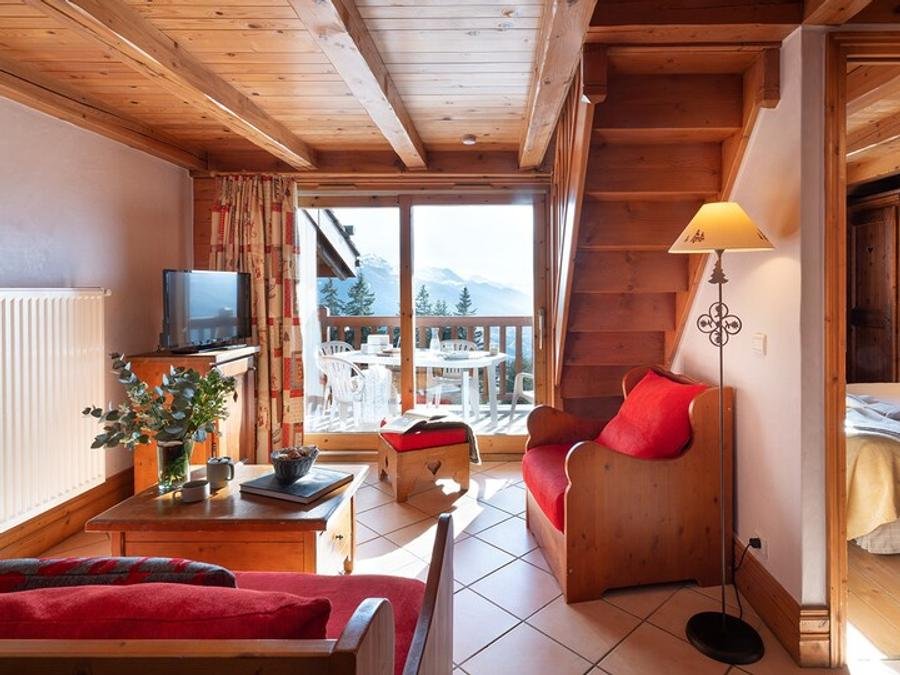 Camping Pas Cher vous présente avec son site Officiel campingpascher.fr, la Résidence Pierre & Vacances Premium Les Alpages De Chantel classé 5 étoiles, située sur la commune de Bourg St Maurice dans le département Savoie (Rhône Alpes) en France. La résidence Pierre & Vacances Premium Les Alpages De Chantel vous propose un hébergement de type appartement de 50 m² (télévision). L'établissement vous propose 5 autres types d'hébergements. Découvrez tous nos séjours à petits prix dans la commune et aux alentours de Bourg St Maurice du département : Savoie (Rhône Alpes). Piscine chauffée, Piscine couverte, Salle de fitness, Dépôt de pain,... En savoir plus : cliquez-ICI.