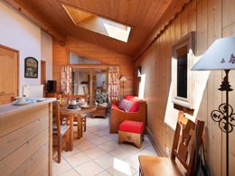 Camping Pas Cher vous présente avec son site Officiel campingpascher.fr, la Résidence Pierre & Vacances Premium Les Alpages De Chantel classé 5 étoiles, située sur la commune de Bourg St Maurice dans le département Savoie (Rhône Alpes) en France. La résidence Pierre & Vacances Premium Les Alpages De Chantel, vous présente un hébergement de type appartement de 50 m² et télévision. La résidence Pierre & Vacances Premium Les Alpages De Chantel vous propose du dimanche 23 août au dimanche 30 août 2026 pour 7 nuits à 809€. Cette location propose 36 dates différentes pour réserver votre séjour. Découvrez également les 4 autres gammes d'hébergements de la résidence. Piscine chauffée, Piscine couverte, Salle de fitness, Dépôt de pain,... En savoir plus : cliquez-ICI.