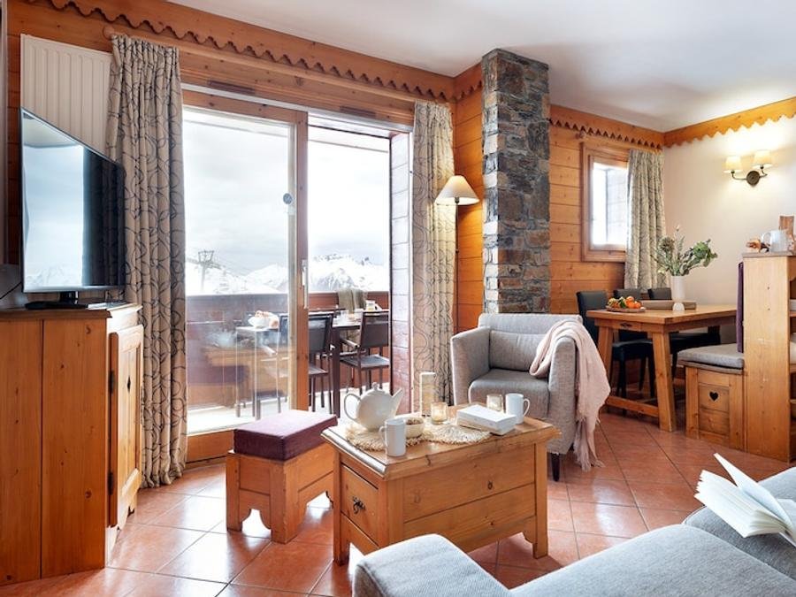 Camping Pas Cher vous présente avec son site Officiel campingpascher.fr, la Résidence Pierre & Vacances Premium Les Hauts Bois classé 4 étoiles, située sur la commune de Aime dans le département Savoie (Rhône Alpes) en France. La résidence Pierre & Vacances Premium Les Hauts Bois, vous présente un hébergement de type appartement de 55 m² pour 1 personne et télévision. La résidence Pierre & Vacances Premium Les Hauts Bois vous propose du sam. 17 avril au sam. 24 avril 2027 pour 7 nuits à 1309€. Cette location propose 3 dates différentes pour réserver votre séjour. Découvrez également les 5 autres gammes d'hébergements de la résidence. Piscine chauffée, Piscine couverte, Canyoning, Centre équestre, Cyclisme, Escalade, Rafting, Randonnée, Salle de fitness,... En savoir plus : cliquez-ICI.