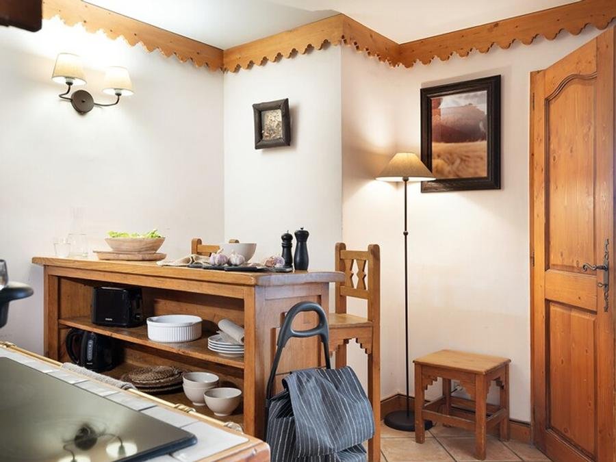 Camping Pas Cher vous présente avec son site Officiel campingpascher.fr, la Résidence Pierre & Vacances Premium Les Hauts Bois classé 4 étoiles, située sur la commune de Aime dans le département Savoie (Rhône Alpes) en France. La résidence Pierre & Vacances Premium Les Hauts Bois vous propose un hébergement de type appartement de 62 m² pour 2 personnes (télévision). L'établissement vous propose 5 autres types d'hébergements. Découvrez tous nos séjours à petits prix dans la commune et aux alentours de Aime du département : Savoie (Rhône Alpes). Piscine chauffée, Piscine couverte, Canyoning, Centre équestre, Cyclisme, Escalade, Rafting, Randonnée, Salle de fitness,... En savoir plus : cliquez-ICI.