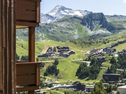 Camping Pas Cher vous présente avec son site Officiel campingpascher.fr, la Résidence Pierre & Vacances Premium Les Hauts Bois classé 4 étoiles, située sur la commune de Aime dans le département Savoie (Rhône Alpes) en France. La résidence Pierre & Vacances Premium Les Hauts Bois, vous présente un hébergement de type appartement et télévision. La résidence Pierre & Vacances Premium Les Hauts Bois vous propose du sam. 17 avril au sam. 24 avril 2027 pour 7 nuits à 1022€. Cette location propose 10 dates différentes pour réserver votre séjour. Découvrez également les 5 autres gammes d'hébergements de la résidence. Piscine chauffée, Piscine couverte, Canyoning, Centre équestre, Cyclisme, Escalade, Rafting, Randonnée, Salle de fitness,... En savoir plus : cliquez-ICI.