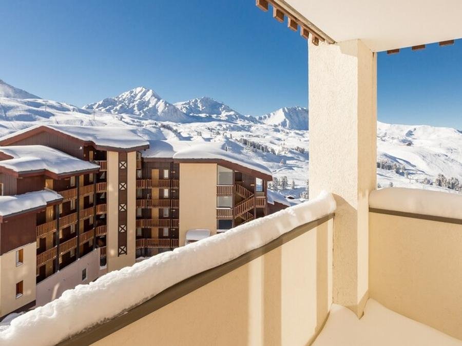 Camping Pas Cher vous présente avec son site Officiel campingpascher.fr, la Résidence Pierre & Vacances Les Néreïdes classé 3 étoiles, située sur la commune de La Plagne Tarentaise dans le département Savoie (Rhône Alpes) en France. La résidence Pierre & Vacances Les Néreïdes, vous présente un hébergement de type appartement de 43 m² et télévision. La résidence Pierre & Vacances Les Néreïdes vous propose du sam. 04 juillet au sam. 11 juillet 2026 pour 7 nuits à 682€. Cette location propose 42 dates différentes pour réserver votre séjour. Découvrez également les 2 autres gammes d'hébergements de la résidence. Piscine chauffée, Piscine couverte, Aire de jeux enfants, Canyoning, Escalade, Pétanque, Randonnée, Épicerie,... En savoir plus : cliquez-ICI.
