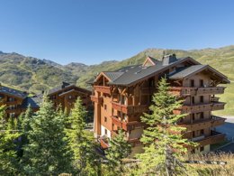 Camping Pas Cher vous présente avec son site Officiel campingpascher.fr, la Résidence Pierre & Vacances Premium Les Alpages De Reberty classé 4 étoiles, située sur la commune de Les Menuires dans le département Savoie (Rhône Alpes) en France. La résidence Pierre & Vacances Premium Les Alpages De Reberty vous propose un hébergement de type appartement de 34 m² (télévision). L'établissement vous propose 5 autres types d'hébergements. Découvrez tous nos séjours à petits prix dans la commune et aux alentours de Les Menuires du département : Savoie (Rhône Alpes). Piscine chauffée, Piscine couverte, Épicerie,... En savoir plus : cliquez-ICI.