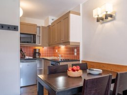 Camping Pas Cher vous présente avec son site Officiel campingpascher.fr, la Résidence Pierre & Vacances Le Tikal classé 3 étoiles, située sur la commune de Les Belleville dans le département Savoie (Rhône Alpes) en France. La résidence Pierre & Vacances Le Tikal vous propose un hébergement de type appartement de 35 m² (télévision). L'établissement vous propose 3 autres types d'hébergements. Découvrez tous nos séjours à petits prix dans la commune et aux alentours de Les Belleville du département : Savoie (Rhône Alpes). Terrain de squash,... En savoir plus : cliquez-ICI.