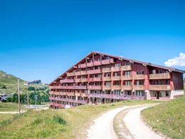Camping Pas Cher vous présente avec son site Officiel campingpascher.fr, la Résidence Pierre & Vacances Le Mont Soleil classé 3 étoiles, située sur la commune de La Plagne 1800 dans le département Savoie (Rhône Alpes) en France. La résidence Pierre & Vacances Le Mont Soleil vous propose un hébergement de type appartement de 29 m² pour 2 personnes (télévision). L'établissement vous propose 3 autres types d'hébergements. Découvrez tous nos séjours à petits prix dans la commune et aux alentours de La Plagne 1800 du département : Savoie (Rhône Alpes). Les Avis clients pour la Résidence Pierre & Vacances Le Mont Soleil sont excellents avec une note moyenne de 8 sur 10. Club enfants,... En savoir plus : cliquez-ICI.