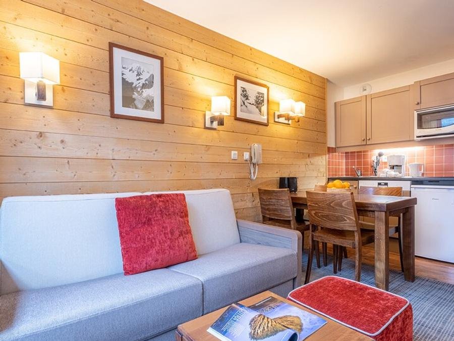 Camping Pas Cher vous présente avec son site Officiel campingpascher.fr, la Résidence Pierre & Vacances Le Belmont classé 3 étoiles, située sur la commune de Bourg St Maurice dans le département Savoie (Rhône Alpes) en France. La résidence Pierre & Vacances Le Belmont, vous présente un hébergement de type studio de 24 m² pour 1 personne et télévision. La résidence Pierre & Vacances Le Belmont vous propose du vendredi 03 juillet au vendredi 10 juillet 2026 pour 7 nuits à 469€. Cette location propose 66 dates différentes pour réserver votre séjour. Découvrez également les 6 autres gammes d'hébergements de la résidence. Baby-foot, Canyoning, Centre équestre, Court de tennis, Cyclisme, Ping-pong, Piscine, Randonnée, Tir à l’arc, Bar, Dépôt de pain, Épicerie,... En savoir plus : cliquez-ICI.