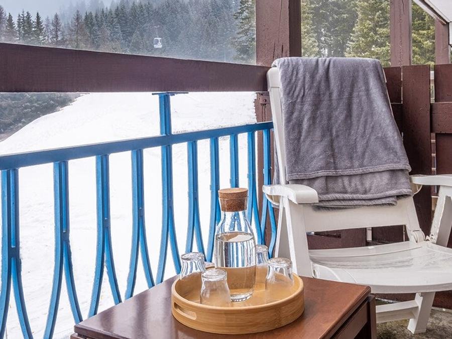 Camping Pas Cher vous présente avec son site Officiel campingpascher.fr, la Résidence Pierre & Vacances Le Belmont classé 3 étoiles, située sur la commune de Bourg St Maurice dans le département Savoie (Rhône Alpes) en France. La résidence Pierre & Vacances Le Belmont, vous présente un hébergement de type appartement de 35 m² et télévision. La résidence Pierre & Vacances Le Belmont vous propose du sam. 22 août au sam. 29 août 2026 pour 7 nuits à 527€. Cette location propose 49 dates différentes pour réserver votre séjour. Découvrez également les 6 autres gammes d'hébergements de la résidence. Baby-foot, Canyoning, Centre équestre, Court de tennis, Cyclisme, Ping-pong, Piscine, Randonnée, Tir à l’arc, Bar, Dépôt de pain, Épicerie,... En savoir plus : cliquez-ICI.