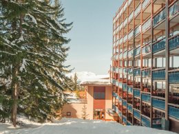 Camping Pas Cher vous présente avec son site Officiel campingpascher.fr, la Résidence Pierre & Vacances Le Belmont classé 3 étoiles, située sur la commune de Bourg St Maurice dans le département Savoie (Rhône Alpes) en France. La résidence Pierre & Vacances Le Belmont, vous présente un hébergement de type appartement de 50 m² et télévision. La résidence Pierre & Vacances Le Belmont vous propose du sam. 22 août au sam. 29 août 2026 pour 7 nuits à 653€. Cette location propose 33 dates différentes pour réserver votre séjour. Découvrez également les 6 autres gammes d'hébergements de la résidence. Baby-foot, Canyoning, Centre équestre, Court de tennis, Cyclisme, Ping-pong, Piscine, Randonnée, Tir à l’arc, Bar, Dépôt de pain, Épicerie,... En savoir plus : cliquez-ICI.