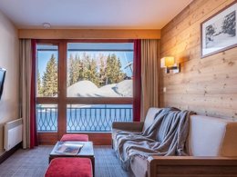 Camping Pas Cher vous présente avec son site Officiel campingpascher.fr, la Résidence Pierre & Vacances Le Belmont classé 3 étoiles, située sur la commune de Bourg St Maurice dans le département Savoie (Rhône Alpes) en France. La résidence Pierre & Vacances Le Belmont, vous présente un hébergement de type appartement de 36 m² et télévision. La résidence Pierre & Vacances Le Belmont vous propose du sam. 22 août au sam. 29 août 2026 pour 7 nuits à 451€. Cette location propose 48 dates différentes pour réserver votre séjour. Découvrez également les 6 autres gammes d'hébergements de la résidence. Baby-foot, Canyoning, Centre équestre, Court de tennis, Cyclisme, Ping-pong, Piscine, Randonnée, Tir à l’arc, Bar, Dépôt de pain, Épicerie,... En savoir plus : cliquez-ICI.