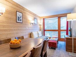 Camping Pas Cher vous présente avec son site Officiel campingpascher.fr, la Résidence Pierre & Vacances Le Belmont classé 3 étoiles, située sur la commune de Bourg St Maurice dans le département Savoie (Rhône Alpes) en France. La résidence Pierre & Vacances Le Belmont, vous présente un hébergement de type appartement de 50 m² et télévision. La résidence Pierre & Vacances Le Belmont vous propose du sam. 22 août au sam. 29 août 2026 pour 7 nuits à 653€. Cette location propose 33 dates différentes pour réserver votre séjour. Découvrez également les 6 autres gammes d'hébergements de la résidence. Baby-foot, Canyoning, Centre équestre, Court de tennis, Cyclisme, Ping-pong, Piscine, Randonnée, Tir à l’arc, Bar, Dépôt de pain, Épicerie,... En savoir plus : cliquez-ICI.