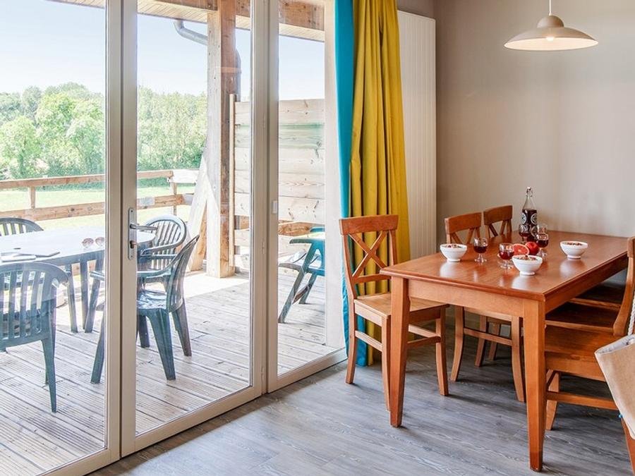 Camping Pas Cher vous présente avec son site Officiel campingpascher.fr, la Résidence Pierre & Vacances Les Rives De La Seugne, située sur la commune de Jonzac dans le département Charente-maritime (Poitou Charentes) en France. La résidence Pierre & Vacances Les Rives De La Seugne, vous présente un hébergement de type appartement de 43 m² et télévision. La résidence Pierre & Vacances Les Rives De La Seugne vous propose du sam. 13 juin au sam. 20 juin 2026 pour 7 nuits à 526€. Cette location propose 91 dates différentes pour réserver votre séjour. Découvrez également les 3 autres gammes d'hébergements de la résidence. Piscine chauffée, Piscine couverte, Aire de jeux enfants,... En savoir plus : cliquez-ICI.