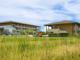 Camping Pas Cher vous présente avec son site Officiel campingpascher.fr, la Résidence Pierre & Vacances Les Rives De La Seugne, située sur la commune de Jonzac dans le département Charente-maritime (Poitou Charentes) en France. La résidence Pierre & Vacances Les Rives De La Seugne, vous présente un hébergement de type appartement de 32 m² pour 2 personnes et télévision. La résidence Pierre & Vacances Les Rives De La Seugne vous propose du sam. 13 juin au sam. 20 juin 2026 pour 7 nuits à 431€. Cette location propose 103 dates différentes pour réserver votre séjour. Découvrez également les 3 autres gammes d'hébergements de la résidence. Piscine chauffée, Piscine couverte, Aire de jeux enfants,... En savoir plus : cliquez-ICI.