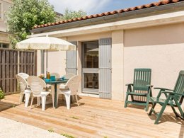 Camping Pas Cher vous présente avec son site Officiel campingpascher.fr, la Résidence Pierre & Vacances Le Fort De La Rade classé 3 étoiles, située sur la commune de L'ile D'aix dans le département Charente-maritime (Poitou Charentes) en France. La résidence Pierre & Vacances Le Fort De La Rade, vous présente un hébergement de type maison de 52 m² pour 1 personne et télévision. La résidence Pierre & Vacances Le Fort De La Rade vous propose du lundi 06 avril au lundi 13 avril 2026 pour 7 nuits à 588€. Cette location propose 140 dates différentes pour réserver votre séjour. Découvrez également les 4 autres gammes d'hébergements de la résidence. Piscine chauffée, Piscine extérieure, Baby-foot, Court de tennis, Ping-pong, Planche à voile, Épicerie,... En savoir plus : cliquez-ICI.