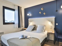 Camping Pas Cher vous présente avec son site Officiel campingpascher.fr, la Résidence Pierre & Vacances Centre classé 3 étoiles, située sur la commune de La Rochelle dans le département Charente-maritime (Poitou Charentes) en France. La résidence Pierre & Vacances Centre vous propose un hébergement de type studio de 22 m² (télévision). Cet hébergement propose plus de 326 dates différentes pour réserver ! Pour dévouvrir la période la moins chère, consultez la rubrique 'Tarifs' et sélectionnez votre mois de départ. L'établissement vous propose 4 autres types d'hébergements. Découvrez tous nos séjours à petits prix dans la commune et aux alentours de La Rochelle du département : Charente-maritime (Poitou Charentes). Piscine chauffée, Piscine couverte,... En savoir plus : cliquez-ICI.