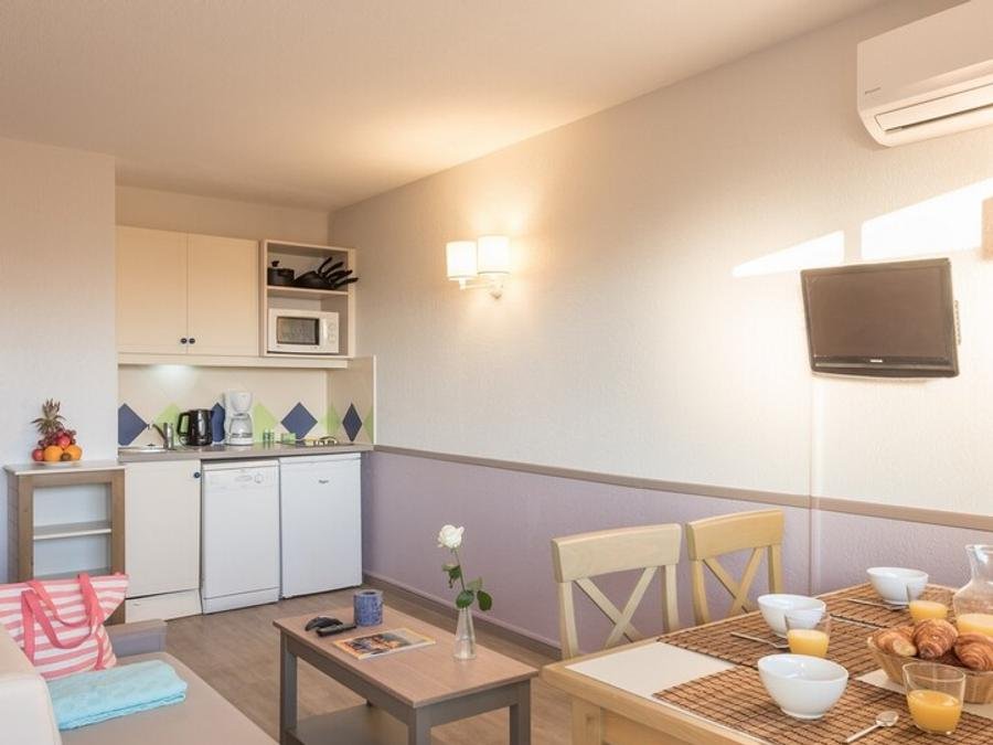 Camping Pas Cher vous présente avec son site Officiel campingpascher.fr, la Résidence Pierre & Vacances La Rostagne classé 3 étoiles, située sur la commune de Juan Les Pins dans le département Alpes-maritimes (Provence Alpes Côte D'azur) en France. La résidence Pierre & Vacances La Rostagne, vous présente un hébergement de type studio de 23 m² pour 1 personne avec climatisation et télévision. La résidence Pierre & Vacances La Rostagne vous propose du vendredi 27 novembre au vendredi 04 décembre 2026 pour 7 nuits à 406€. Cette location propose 219 dates différentes pour réserver votre séjour. Découvrez également les 5 autres gammes d'hébergements de la résidence. Piscine extérieure, Centre équestre, Court de tennis, Voile,... En savoir plus : cliquez-ICI.