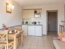 Camping Pas Cher vous présente avec son site Officiel campingpascher.fr, la Résidence Pierre & Vacances La Rostagne classé 3 étoiles, située sur la commune de Juan Les Pins dans le département Alpes-maritimes (Provence Alpes Côte D'azur) en France. La résidence Pierre & Vacances La Rostagne, vous présente un hébergement de type studio de 20 m² avec climatisation et télévision. La résidence Pierre & Vacances La Rostagne vous propose du dimanche 01 novembre au dimanche 08 novembre 2026 pour 7 nuits à 370€. Cette location propose 243 dates différentes pour réserver votre séjour. Découvrez également les 5 autres gammes d'hébergements de la résidence. Piscine extérieure, Centre équestre, Court de tennis, Voile,... En savoir plus : cliquez-ICI.