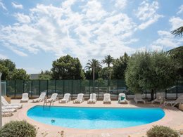 Camping Pas Cher vous présente avec son site Officiel campingpascher.fr, la Résidence Pierre & Vacances La Rostagne classé 3 étoiles, située sur la commune de Juan Les Pins dans le département Alpes-maritimes (Provence Alpes Côte D'azur) en France. La résidence Pierre & Vacances La Rostagne, vous présente un hébergement de type studio de 20 m² avec climatisation et télévision. La résidence Pierre & Vacances La Rostagne vous propose du dimanche 01 novembre au dimanche 08 novembre 2026 pour 7 nuits à 370€. Cette location propose 243 dates différentes pour réserver votre séjour. Découvrez également les 5 autres gammes d'hébergements de la résidence. Piscine extérieure, Centre équestre, Court de tennis, Voile,... En savoir plus : cliquez-ICI.