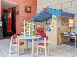 Camping Pas Cher vous présente avec son site Officiel campingpascher.fr, la Résidence Pierre & Vacances Le Moulin Des Cordeliers classé 3 étoiles, située sur la commune de Loches dans le département Indre-et-loire (Centre Val De Loire) en France. La résidence Pierre & Vacances Le Moulin Des Cordeliers, vous présente un hébergement de type appartement de 28 m² et télévision. La résidence Pierre & Vacances Le Moulin Des Cordeliers vous propose du vendredi 18 septembre au vendredi 25 septembre 2026 pour 7 nuits à 452€. Cette location propose 225 dates différentes pour réserver votre séjour. Découvrez également les 7 autres gammes d'hébergements de la résidence. Piscine chauffée, Piscine extérieure, Centre équestre, Court de tennis, Dépôt de pain,... En savoir plus : cliquez-ICI.