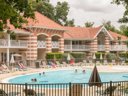 Camping Pas Cher vous présente avec son site Officiel campingpascher.fr, la Résidence Pierre & Vacances Les Dunes Du Médoc classé 3 étoiles, située sur la commune de Soulac Sur Mer dans le département Gironde (Aquitaine) en France. La résidence Pierre & Vacances Les Dunes Du Médoc, vous présente un hébergement de type studio de 30 m² pour 1 personne et télévision. La résidence Pierre & Vacances Les Dunes Du Médoc vous propose du mercredi 30 septembre au mercredi 07 octobre 2026 pour 7 nuits à 369€. Cette location propose 98 dates différentes pour réserver votre séjour. Découvrez également les 6 autres gammes d'hébergements de la résidence. Piscine extérieure, Aire de jeux enfants, Ping-pong, Pétanque,... En savoir plus : cliquez-ICI.