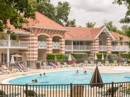 Camping Pas Cher vous présente avec son site Officiel campingpascher.fr, la Résidence Pierre & Vacances Les Dunes Du Médoc classé 3 étoiles, située sur la commune de Soulac Sur Mer dans le département Gironde (Aquitaine) en France. La résidence Pierre & Vacances Les Dunes Du Médoc, vous présente un hébergement de type studio de 30 m² pour 1 personne et télévision. La résidence Pierre & Vacances Les Dunes Du Médoc vous propose du mercredi 30 septembre au mercredi 07 octobre 2026 pour 7 nuits à 369€. Cette location propose 98 dates différentes pour réserver votre séjour. Découvrez également les 6 autres gammes d'hébergements de la résidence. Piscine extérieure, Aire de jeux enfants, Ping-pong, Pétanque,... En savoir plus : cliquez-ICI.