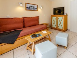 Camping Pas Cher vous présente avec son site Officiel campingpascher.fr, la Résidence Pierre & Vacances Les Dunes Du Médoc classé 3 étoiles, située sur la commune de Soulac Sur Mer dans le département Gironde (Aquitaine) en France. La résidence Pierre & Vacances Les Dunes Du Médoc, vous présente un hébergement de type appartement de 38 m² pour 1 personne et télévision. La résidence Pierre & Vacances Les Dunes Du Médoc vous propose du sam. 04 avril au sam. 11 avril 2026 pour 7 nuits à 503€. Cette location propose 113 dates différentes pour réserver votre séjour. Découvrez également les 6 autres gammes d'hébergements de la résidence. Piscine extérieure, Aire de jeux enfants, Ping-pong, Pétanque,... En savoir plus : cliquez-ICI.