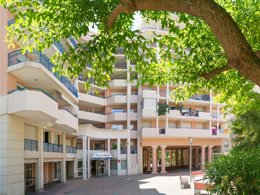 Camping Pas Cher vous présente avec son site Officiel campingpascher.fr, la Résidence Pierre & Vacances Les Rivages Du Parc classé 3 étoiles, située sur la commune de Menton dans le département Alpes-maritimes (Provence Alpes Côte D'azur) en France. La résidence Pierre & Vacances Les Rivages Du Parc vous propose un hébergement de type studio de 25 m² avec climatisation. Cet hébergement propose plus de 106 dates différentes pour réserver ! Pour dévouvrir la période la moins chère, consultez la rubrique 'Tarifs' et sélectionnez votre mois de départ. L'établissement vous propose 4 autres types d'hébergements. Découvrez tous nos séjours à petits prix dans la commune et aux alentours de Menton du département : Alpes-maritimes (Provence Alpes Côte D'azur). Mer, Épicerie,... En savoir plus : cliquez-ICI.