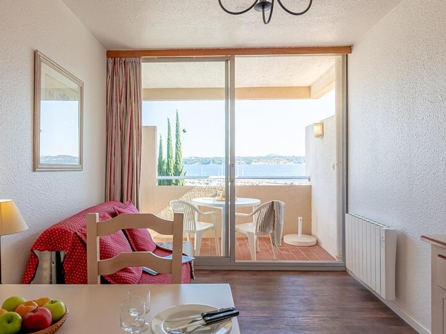 Camping Pas Cher vous présente avec son site Officiel campingpascher.fr, le Village vacances Pierre & Vacances Bandol Port classé 2 étoiles, situé sur la commune de Bandol dans le département Var (Provence Alpes Côte D'azur) en France. Le village vacances Pierre & Vacances Bandol Port, vous présente un hébergement de type studio de 18 m². Le village vacances Pierre & Vacances Bandol Port vous propose du vendredi 23 octobre au vendredi 30 octobre 2026 pour 7 nuits à 404.8€. Cette location propose 1 dates différentes pour réserver votre séjour. Découvrez également les 4 autres gammes d'hébergements du village vacances. Piscine couverte, Court de tennis, Golf,... En savoir plus : cliquez-ICI.