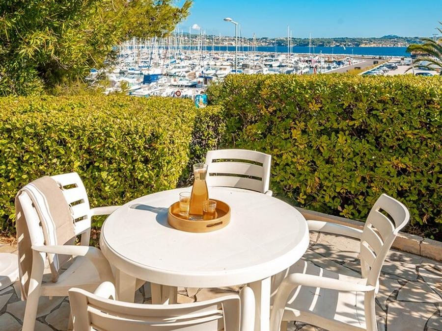 Camping Pas Cher vous présente avec son site Officiel campingpascher.fr, le Village vacances Pierre & Vacances Bandol Port classé 2 étoiles, situé sur la commune de Bandol dans le département Var (Provence Alpes Côte D'azur) en France. Le village vacances Pierre & Vacances Bandol Port vous propose un hébergement de type appartement de 35 m² pour 2 personnes. L'établissement vous propose 5 autres types d'hébergements. Découvrez tous nos séjours à petits prix dans la commune et aux alentours de Bandol du département : Var (Provence Alpes Côte D'azur). Piscine couverte, Court de tennis, Golf,... En savoir plus : cliquez-ICI.