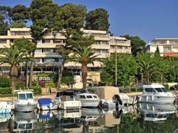 Camping Pas Cher vous présente avec son site Officiel campingpascher.fr, le Village vacances Pierre & Vacances Bandol Port classé 2 étoiles, situé sur la commune de Bandol dans le département Var (Provence Alpes Côte D'azur) en France. Le village vacances Pierre & Vacances Bandol Port vous propose un hébergement de type appartement de 43 m² pour 2 personnes. L'établissement vous propose 4 autres types d'hébergements. Découvrez tous nos séjours à petits prix dans la commune et aux alentours de Bandol du département : Var (Provence Alpes Côte D'azur). Piscine couverte, Court de tennis, Golf,... En savoir plus : cliquez-ICI.