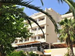 Camping Pas Cher vous présente avec son site Officiel campingpascher.fr, le Village vacances Pierre & Vacances Bandol Port classé 2 étoiles, situé sur la commune de Bandol dans le département Var (Provence Alpes Côte D'azur) en France. Le village vacances Pierre & Vacances Bandol Port, vous présente un hébergement de type studio de 34 m² pour 2 personnes. Le village vacances Pierre & Vacances Bandol Port vous propose du jeudi 22 janvier au jeudi 29 janvier 2026 pour 7 nuits à 307.65€. Cette location propose 24 dates différentes pour réserver votre séjour. Découvrez également les 5 autres gammes d'hébergements du village vacances. Piscine couverte, Court de tennis, Golf,... En savoir plus : cliquez-ICI.