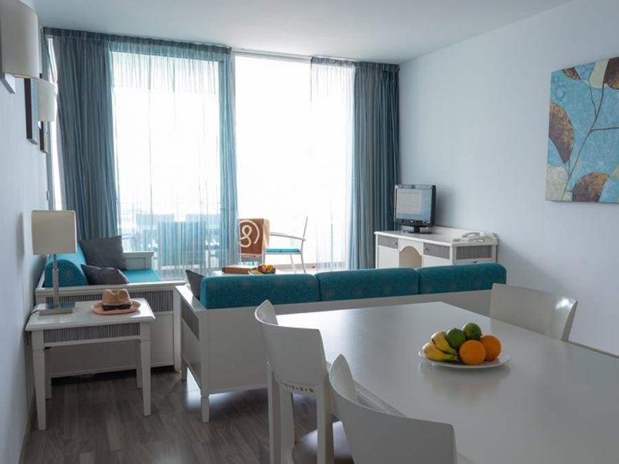 Camping Pas Cher vous présente avec son site Officiel campingpascher.fr, la Résidence Pierre & Vacances Marazul Del Sur classé 3 étoiles, située sur la commune de Tenerife dans le département Iles Canaries ((les) Iles Canaries) en Espagne. La résidence Pierre & Vacances Marazul Del Sur, vous présente un hébergement de type appartement de 75 m² et télévision. La résidence Pierre & Vacances Marazul Del Sur vous propose du sam. 12 septembre au sam. 19 septembre 2026 pour 7 nuits à 584.1€. Cette location propose 15 dates différentes pour réserver votre séjour. Découvrez également les 4 autres gammes d'hébergements de la résidence. Piscine chauffée, Piscine extérieure, Club enfants, Court de tennis, Ping-pong, Pétanque, Terrain multisports, Bar, Restaurant, Snack/Bar,... En savoir plus : cliquez-ICI.