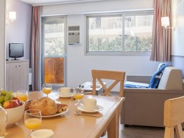 Camping Pas Cher vous présente avec son site Officiel campingpascher.fr, la Résidence Pierre & Vacances Promenade Des Bains, située sur la commune de Saint Raphaël dans le département Var (Provence Alpes Côte D'azur) en France. La résidence Pierre & Vacances Promenade Des Bains, vous présente un hébergement de type appartement de 50 m² pour 1 personne avec climatisation et télévision. La résidence Pierre & Vacances Promenade Des Bains vous propose du dimanche 18 janvier au dimanche 25 janvier 2026 pour 7 nuits à 501€. Cette location propose 204 dates différentes pour réserver votre séjour. Découvrez également les 3 autres gammes d'hébergements de la résidence. Voile,... En savoir plus : cliquez-ICI.