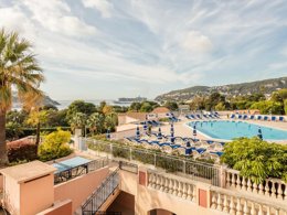 Camping Pas Cher vous présente avec son site Officiel campingpascher.fr, le Village vacances Pierre & Vacances L'Ange Gardien classé 3 étoiles, situé sur la commune de Villefranche Sur Mer dans le département Alpes-maritimes (Provence Alpes Côte D'azur) en France. Le village vacances Pierre & Vacances L'Ange Gardien, vous présente un hébergement de type studio de 22 m² pour 1 personne avec climatisation et télévision. Le village vacances Pierre & Vacances L'Ange Gardien vous propose du sam. 07 novembre au sam. 14 novembre 2026 pour 7 nuits à 469€. Cette location propose 211 dates différentes pour réserver votre séjour. Découvrez également les 4 autres gammes d'hébergements du village vacances. Piscine extérieure, Centre équestre, Court de tennis, Location de bateaux, Planche à voile, Plongée,... En savoir plus : cliquez-ICI.