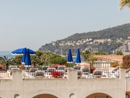 Camping Pas Cher vous présente avec son site Officiel campingpascher.fr, le Village vacances Pierre & Vacances L'Ange Gardien classé 3 étoiles, situé sur la commune de Villefranche Sur Mer dans le département Alpes-maritimes (Provence Alpes Côte D'azur) en France. Le village vacances Pierre & Vacances L'Ange Gardien, vous présente un hébergement de type studio de 22 m² pour 1 personne avec climatisation et télévision. Le village vacances Pierre & Vacances L'Ange Gardien vous propose du lundi 26 janvier au lundi 02 février 2026 pour 7 nuits à 469€. Cette location propose 170 dates différentes pour réserver votre séjour. Découvrez également les 4 autres gammes d'hébergements du village vacances. Piscine extérieure, Centre équestre, Court de tennis, Location de bateaux, Planche à voile, Plongée,... En savoir plus : cliquez-ICI.