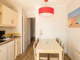 Camping Pas Cher vous présente avec son site Officiel campingpascher.fr, le Village vacances Pierre & Vacances L'Ange Gardien classé 3 étoiles, situé sur la commune de Villefranche Sur Mer dans le département Alpes-maritimes (Provence Alpes Côte D'azur) en France. Le village vacances Pierre & Vacances L'Ange Gardien, vous présente un hébergement de type appartement de 26 m² avec climatisation et télévision. Le village vacances Pierre & Vacances L'Ange Gardien vous propose du lundi 26 janvier au lundi 02 février 2026 pour 7 nuits à 518€. Cette location propose 161 dates différentes pour réserver votre séjour. Découvrez également les 4 autres gammes d'hébergements du village vacances. Piscine extérieure, Centre équestre, Court de tennis, Location de bateaux, Planche à voile, Plongée,... En savoir plus : cliquez-ICI.