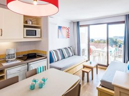 Camping Pas Cher vous présente avec son site Officiel campingpascher.fr, le Village vacances Pierre & Vacances L'Ange Gardien classé 3 étoiles, situé sur la commune de Villefranche Sur Mer dans le département Alpes-maritimes (Provence Alpes Côte D'azur) en France. Le village vacances Pierre & Vacances L'Ange Gardien, vous présente un hébergement de type appartement de 26 m² avec climatisation et télévision. Le village vacances Pierre & Vacances L'Ange Gardien vous propose du vendredi 30 janvier au vendredi 06 février 2026 pour 7 nuits à 591€. Cette location propose 58 dates différentes pour réserver votre séjour. Découvrez également les 4 autres gammes d'hébergements du village vacances. Piscine extérieure, Centre équestre, Court de tennis, Location de bateaux, Planche à voile, Plongée,... En savoir plus : cliquez-ICI.