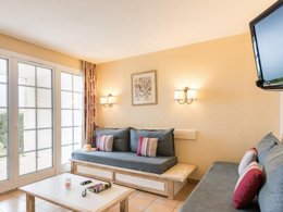 Camping Pas Cher vous présente avec son site Officiel campingpascher.fr, la Résidence Pierre & Vacances Le Domaine De Bordaberry classé 3 étoiles, située sur la commune de Urrugne dans le département Pyrénées-atlantiques (Aquitaine) en France. La résidence Pierre & Vacances Le Domaine De Bordaberry, vous présente un hébergement de type appartement de 45 m² pour 1 personne et télévision. La résidence Pierre & Vacances Le Domaine De Bordaberry vous propose du vendredi 06 février au vendredi 13 février 2026 pour 7 nuits à 553€. Cette location propose 223 dates différentes pour réserver votre séjour. Découvrez également les 5 autres gammes d'hébergements de la résidence. Piscine extérieure, Aire de jeux enfants, Court de tennis, Planche à voile, Plongée, Surf,... En savoir plus : cliquez-ICI.