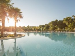 Camping Pas Cher vous présente avec son site Officiel campingpascher.fr, la Résidence Pierre & Vacances Le Domaine De Gascogne classé 3 étoiles, située sur la commune de Biscarrosse dans le département Landes (Aquitaine) en France. La résidence Pierre & Vacances Le Domaine De Gascogne, vous présente un hébergement de type appartement de 59 m² pour 1 personne et télévision. La résidence Pierre & Vacances Le Domaine De Gascogne vous propose du sam. 31 octobre au sam. 07 novembre 2026 pour 7 nuits à 665€. Cette location propose 205 dates différentes pour réserver votre séjour. Découvrez également les 7 autres gammes d'hébergements de la résidence. Piscine extérieure, Aire de jeux enfants, Golf, Ping-pong,... En savoir plus : cliquez-ICI.